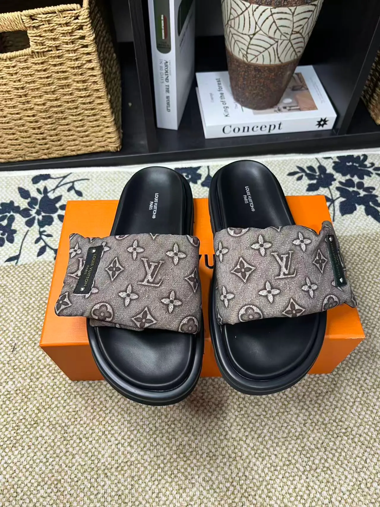 P340 [New Style] [LOUIS VUITTON] Louis Vuitton, LV printing, men's and women's slippers are now on the market, packed in drawer boxes with cloth bags and cards, the upper pattern looks very soft and waxy, and is a super versatile leg slimming tool. Fabric: imported denim/canvas/old fabric, LV hardware LOGO, official website pattern printing, comfortable to wear, feet: high-elastic PU water table. Sole: foam sole, heel height: about 5cm. Code number: 35-46, 35, 45, 46 are custom-made and non-returnable. Color: multiple colors and styles available.